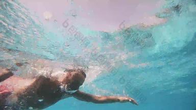 专业游泳运动员锻炼游泳爬室内游泳池水下慢运动